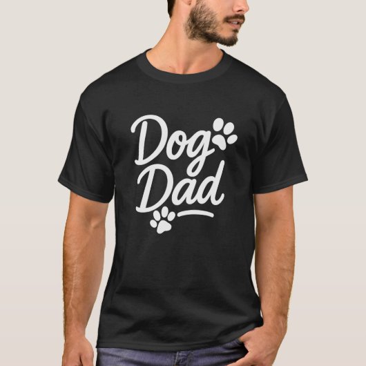 Dog Dad – Funny Paw Print Script Tシャツ (正面)