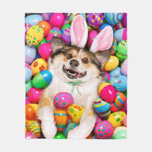 Dog Laying on Easter Eggs フリースブランケット (正面)