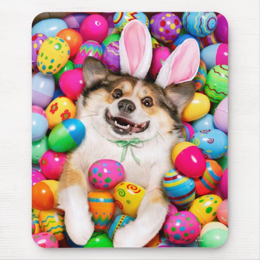 Dog Laying on Easter Eggs マウスパッド (正面)