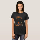 Dog Leaf Fall Autumn Cycling Funny Labrador retrie Tシャツ (正面フル)