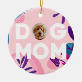 DOG MOM、あなたのPup写真、ピンクの花と葉 セラミックオーナメント (正面)