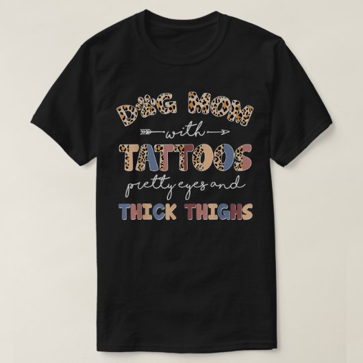 Dog Mom With Tattoos Pretty Eyes Thick Thighs Moth Tシャツ (デザイン正面)