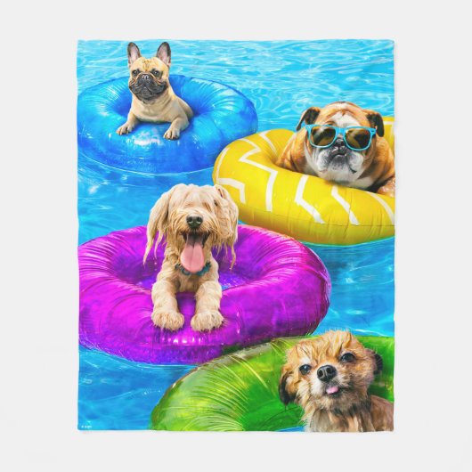 Dog Pool Party フリースブランケット (正面)