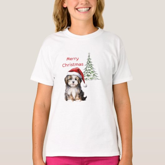 Dog sits with Christmas tree in the background Tシャツ (正面)