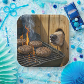 Dog Sniffing Hamburgers On a Barbecue Grill ペーパープレート (パーティー)