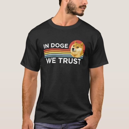 Dogecoin  In Doge We Trust Crypto Coin Dog Meme Tシャツ (正面)