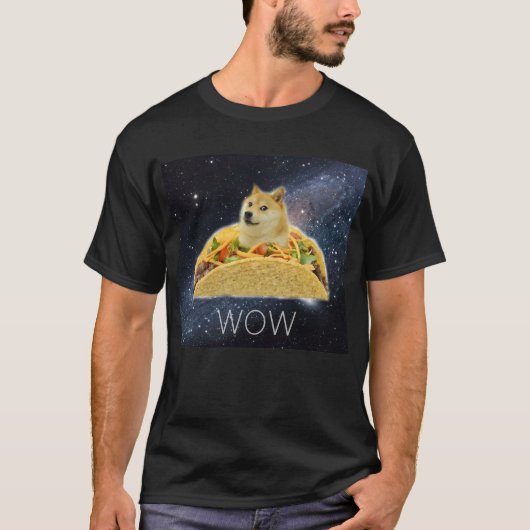 Dogrightスター付きの宇宙でタコスなDoge WOW ミーム #Dogright Tシャツ (正面)