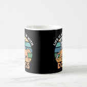 DOGSの方が人生が良い コーヒーマグカップ (中央)