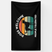 Dogs Welcome, People Tolerated - Funny Dog Lover 横断幕 (縦)