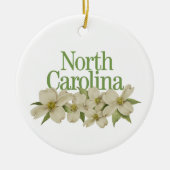 Dogwoodを使用したカスタマイズ可能なノースカロライナオーナメント セラミックオーナメント (正面)