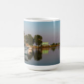 Dogwood Harborの月明かり 11 oz または 15 oz マグ (中央)