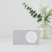 Doily。 白いレースの円のイメージ 名刺 (スタンド正面)