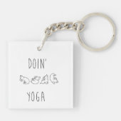 Doin' yoga cute dog キーホルダー (裏面)
