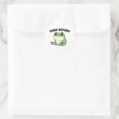 Doing Nothing Frog Sticker Cute Relaxed Frog Meme  ラウンドシール (バッグ)