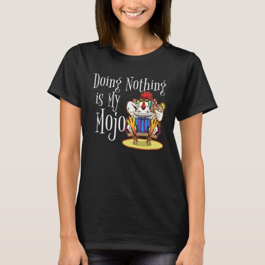 Doing Nothing Is My Mojo Rooster Chicken On Beach Tシャツ (正面)