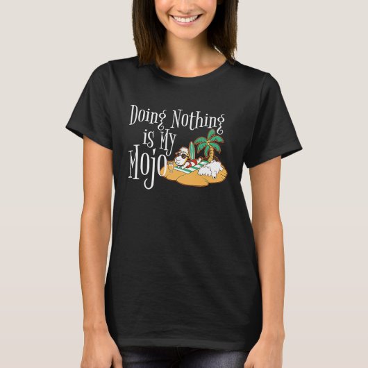 Doing Nothing Is My Mojo Sheep On Beach Drinking M Tシャツ (正面)