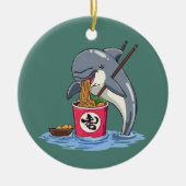 Dolphin Eating Ramen Illustration セラミックオーナメント (正面)