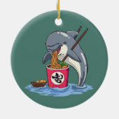 Dolphin Eating Ramen Illustration セラミックオーナメント (裏面)