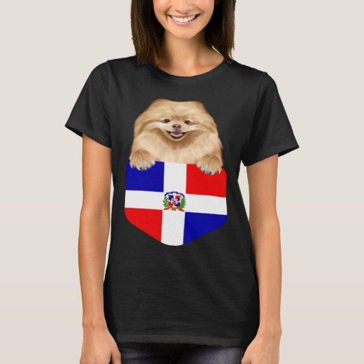 Dominican Republic Flag Pomeranian Dog In Pocket Tシャツ (正面)