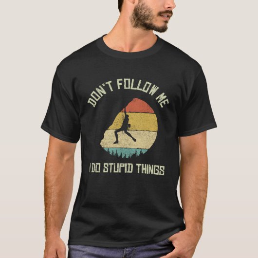 Don t follow me I do stupid things Climbing Mounta Tシャツ (正面)