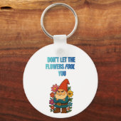 Don’t Let the Flowers Fool You – Grumpy Gnome キーホルダー (正面)