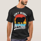 Don’t Worry Be Capy – Funny Retro Capybara Design Tシャツ (正面)