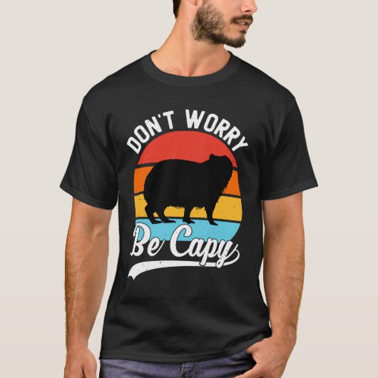 Don’t Worry Be Capy – Funny Retro Capybara Design Tシャツ (正面)