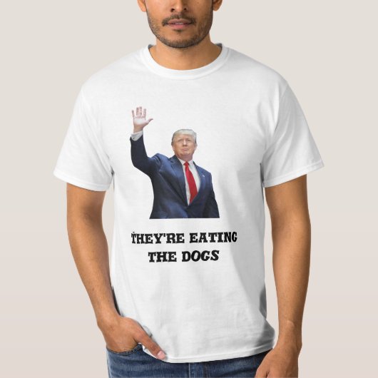 Donald Trump T-Shirt – 'They're Eating the Dogs' Tシャツ (正面)