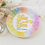 DONNAレトロフォント絞り染めプールパーティー誕生日 ペーパープレート<br><div class="desc">Donna Collectionは、レトロなフォントの組み合わせでおもしろいカラフル絞り染めの背景を備えている。このコレクションはカラフル誕生日イベントに最適。</div>