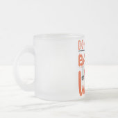 Don't Be A Basic Witch Halloween フロストグラスマグカップ (左)