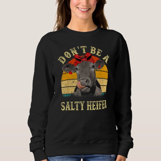 Don't Be A Salty Heifer Funny Cows Lover Gifts Vin スウェットシャツ (正面)