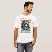 Don't Be an Assquatch – Funny Bigfoot Attitude Tシャツ (正面フル)