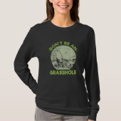 Don't Be An Grasshole Pun For A Lawn Mowing Garden Tシャツ (正面)