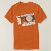 Don't be negative - Camera Day Photography  Tシャツ (デザイン正面)