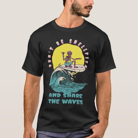 Don't Be Shellfish & Share The Waves Retro Surfer Tシャツ (正面)