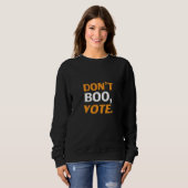 "Don't boo, vote"黒オレンジ色の白ハロウィーン スウェットシャツ (正面フル)