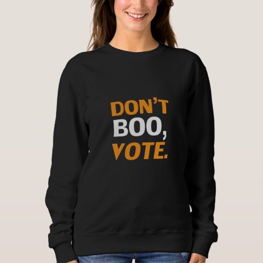 "Don't boo, vote"黒オレンジ色の白ハロウィーン スウェットシャツ (正面)