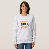 "Don't boo, vote"黒オレンジ色の白ハロウィーン スウェットシャツ (正面フル)