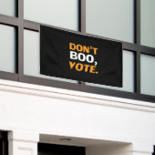"Don't boo, vote"黒オレンジ色の白ハロウィーン 横断幕 (ビルの外側)