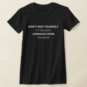 Don't Box Yourself in the Past Quote Tシャツ (レイダウン)