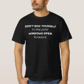 Don't Box Yourself in the Past Quote Tシャツ (正面)