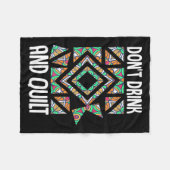Dont Drink And Quilt Quilting Knitting Sewing Cro  フリースブランケット (正面(横))