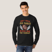 Don't focus on tools Focus on the target  Darts Tシャツ (正面フル)