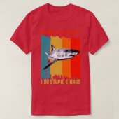 Dont Follow Me I Do Stupid Things Retro Shark Fish Tシャツ (デザイン正面)