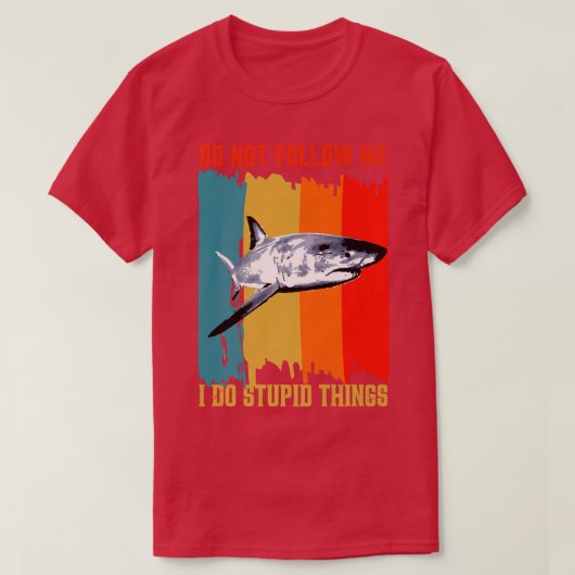 Dont Follow Me I Do Stupid Things Retro Shark Fish Tシャツ (デザイン正面)