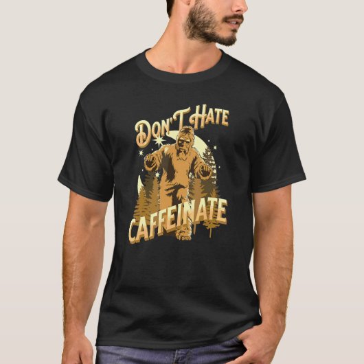 Don't Hate Caffeinate コーヒー ビッグフット コーヒー Tシャツ (正面)