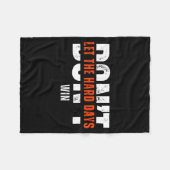 Don't Let The Hard Days Win Quote フリースブランケット (正面(横))