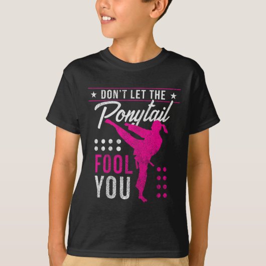 Dont Let The Ponytail Fool You Funny Karate Girl Tシャツ (正面)