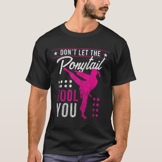 Dont Let The Ponytail Fool You Funny Karate Girl Tシャツ (正面)