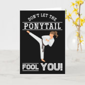 Dont Let The Ponytail Fool You Funny Karateist Gir カード (黄色い花)